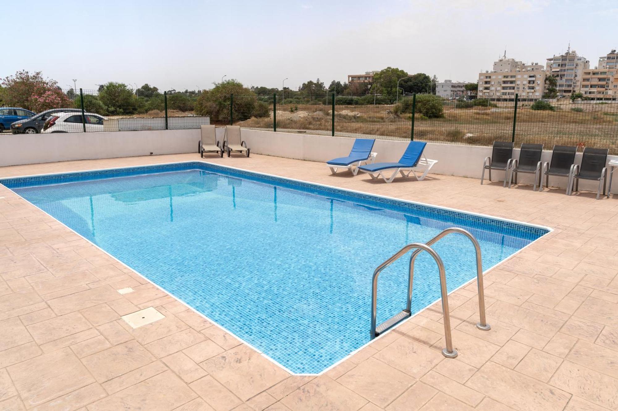 Blu Mackenzie 1 Bdr Flat With Pool Apartman Lárnaka Kültér fotó
